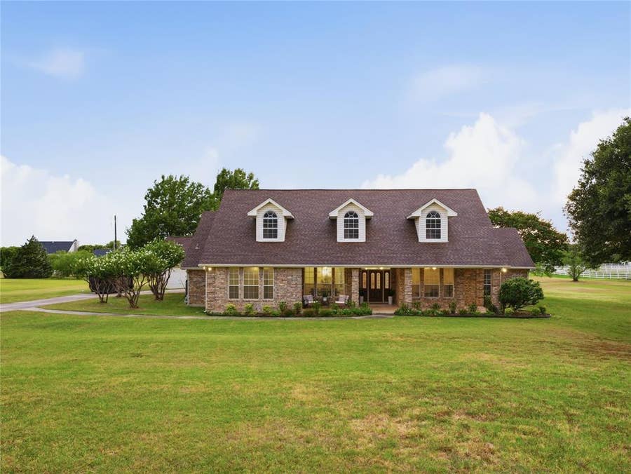 Property photo for 902 W Pioneer Circle, Argyle, TX