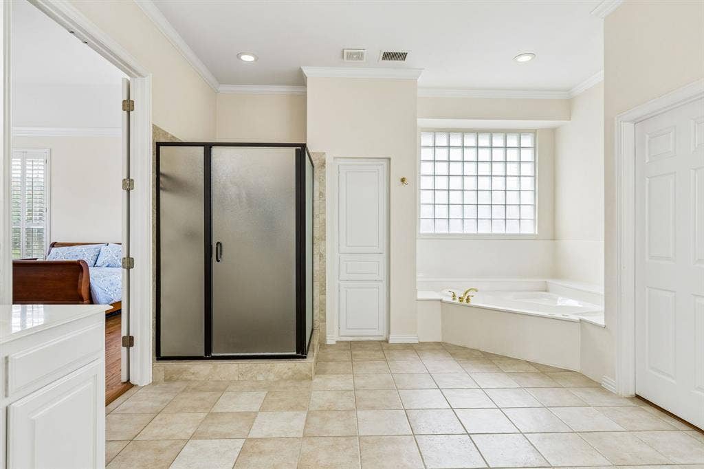 3809 Brookfield Drive, Plano, TX 75025 A soothing tub invites relaxation, while the separate shower adds a touch of everyday luxury. Spacious, refined, and thoughtfully designed, this is the perfect place to begin and end each day.