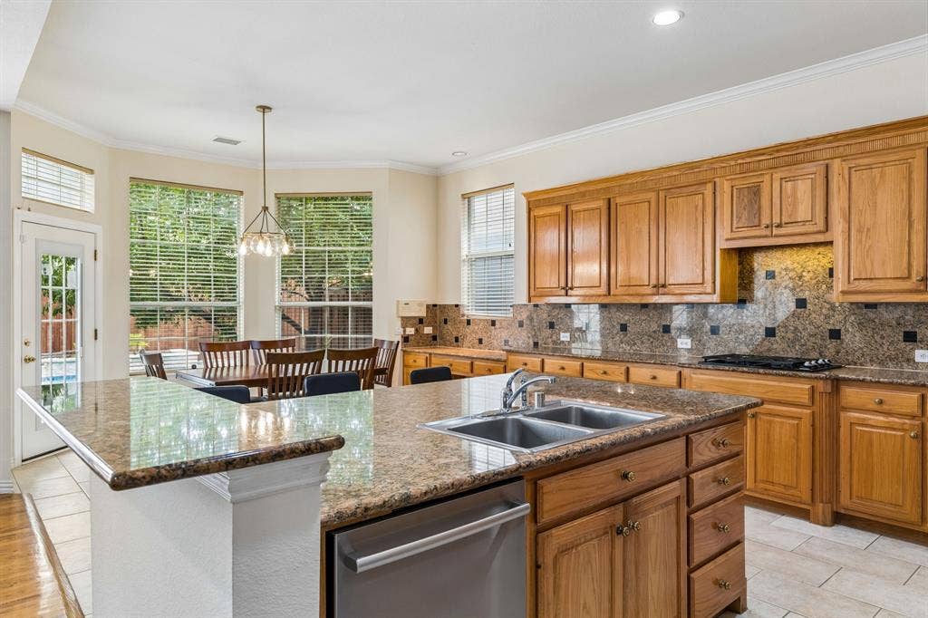 3809 Brookfield Drive, Plano, TX 75025 Kitchens are definitely the heart of the home! Cook for two or twenty in this stylish well-appointed kitchen. Beautiful cabinetry provide plenty of storage in this gourmet kitchen.