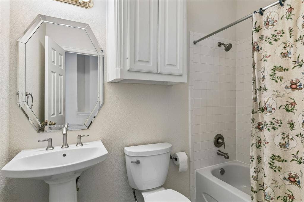 3809 Brookfield Drive, Plano, TX 75025 Whether it's bubble baths, bedtime routines, or getting ready for the day ahead, this full bathroom is ready for it all! Complete with a tub-shower combo, spacious vanity, toilet, and plenty of storage cabinetry.