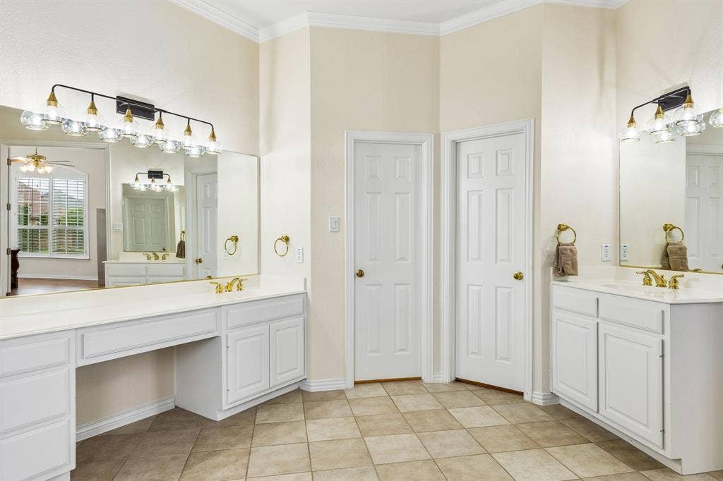 3809 Brookfield Drive, Plano, TX 75025 Separate vanity areas provide plenty of personal space for busy mornings, while dual walk-in closets offer exceptional storage and organization. Unwind after a long day in the relaxing jetted Jacuzzi tub or enjoy the convenience of the separate walk-in shower. Combining comfort, space, and everyday practicality.