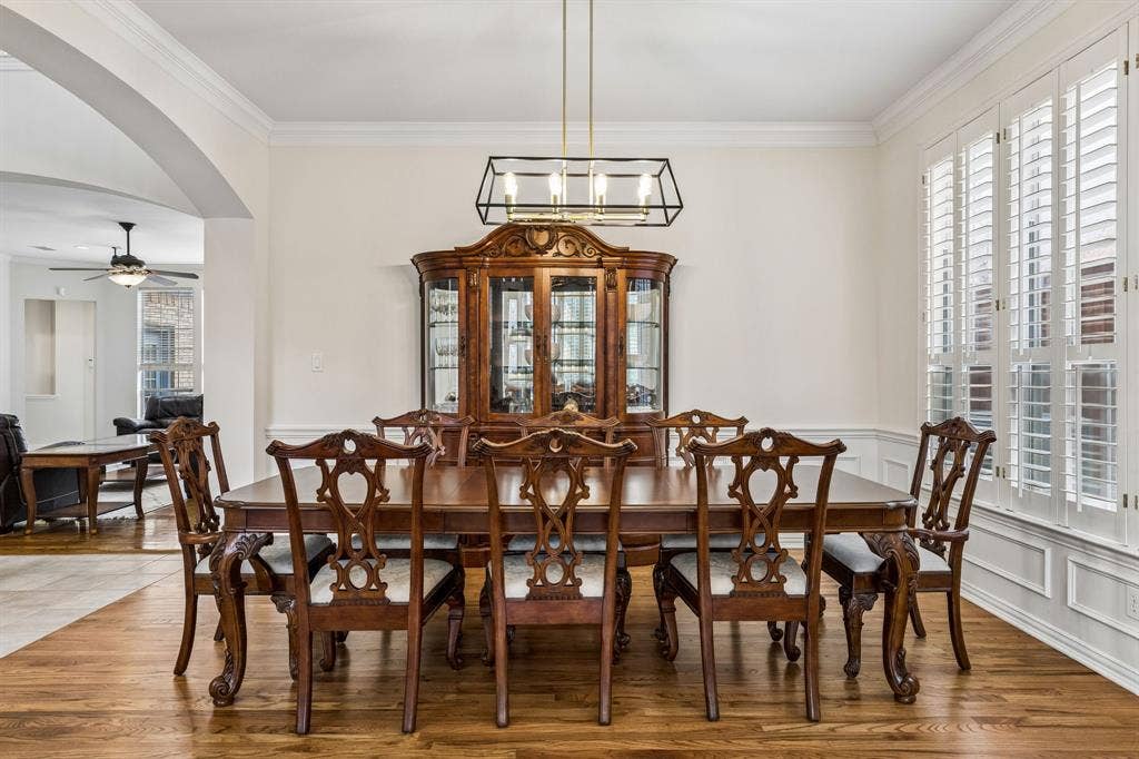 3809 Brookfield Drive, Plano, TX 75025 The dining area offers ample space, easily accommodating a large table, perfect for hosting dinners, celebrations, or enjoying fun-filled family game nights with comfort and ease.