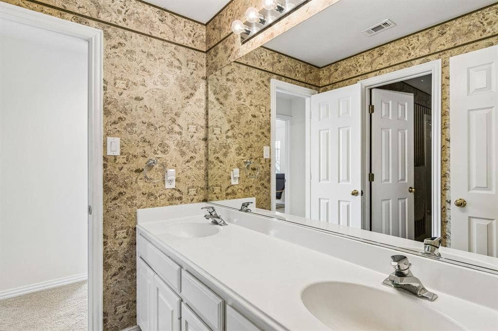 3809 Brookfield Drive, Plano, TX 75025 A functional, attractive and efficient layout for a secondary bathroom upstairs.