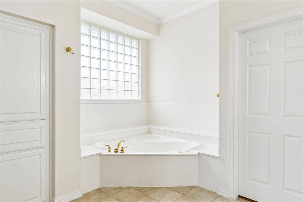 3809 Brookfield Drive, Plano, TX 75025 You'll feel your stress peel off when you relax in this perfect setting at the end of the day. Start the bubbles, light the candles and pour the wine!!