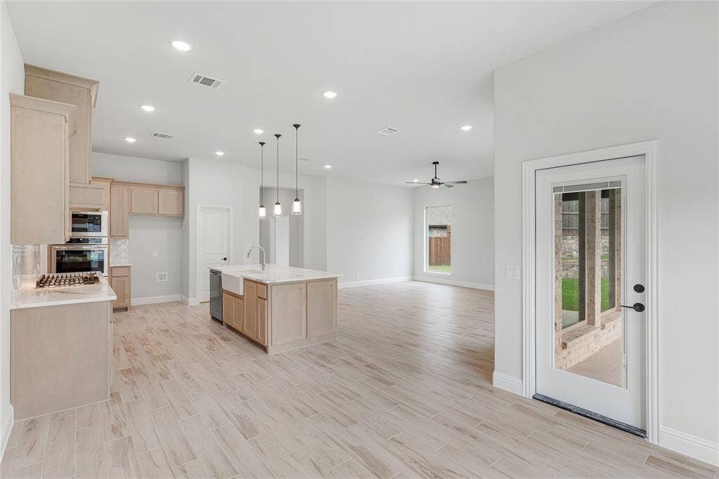 1044 Quincy Drive, Red Oak, TX 75154 1044 Quincy Drive, Red Oak, TX 75154
