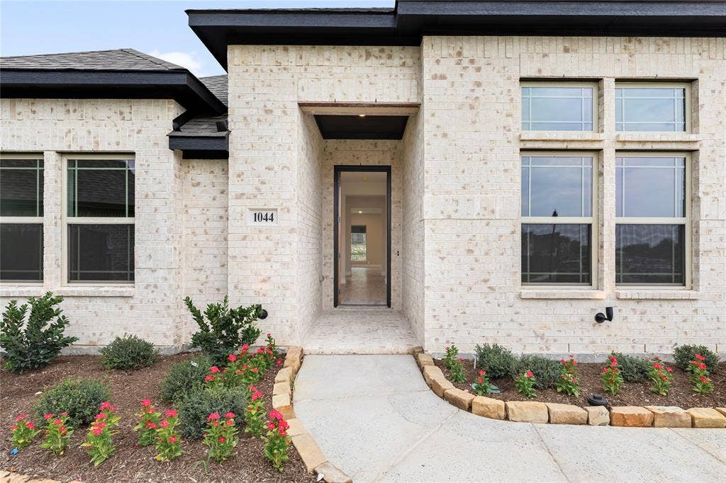 1044 Quincy Drive, Red Oak, TX 75154 1044 Quincy Drive, Red Oak, TX 75154