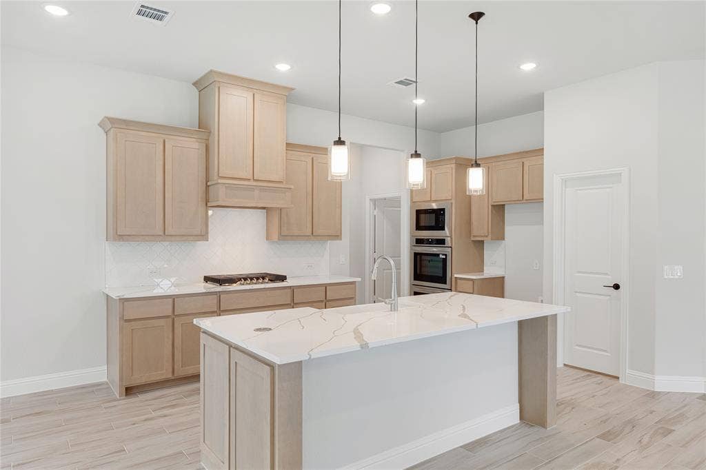 1044 Quincy Drive, Red Oak, TX 75154 1044 Quincy Drive, Red Oak, TX 75154