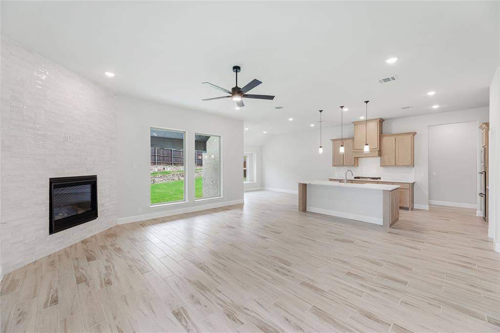 1044 Quincy Drive, Red Oak, TX 75154 1044 Quincy Drive, Red Oak, TX 75154