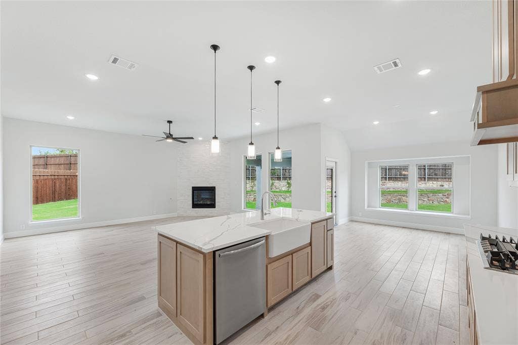 1044 Quincy Drive, Red Oak, TX 75154 1044 Quincy Drive, Red Oak, TX 75154