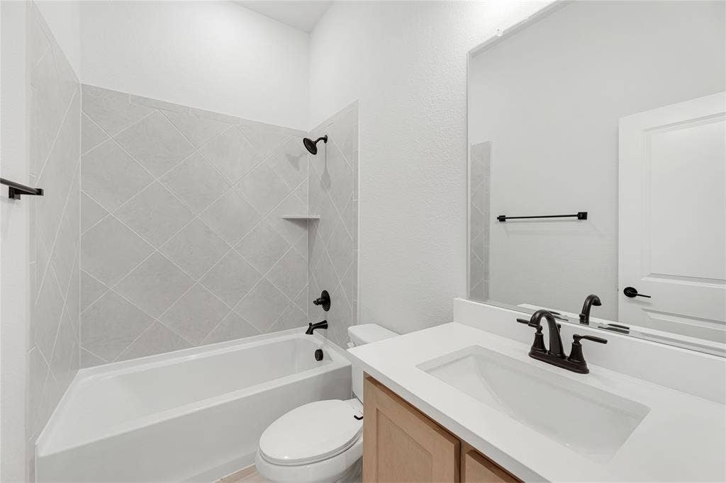 1044 Quincy Drive, Red Oak, TX 75154 1044 Quincy Drive, Red Oak, TX 75154
