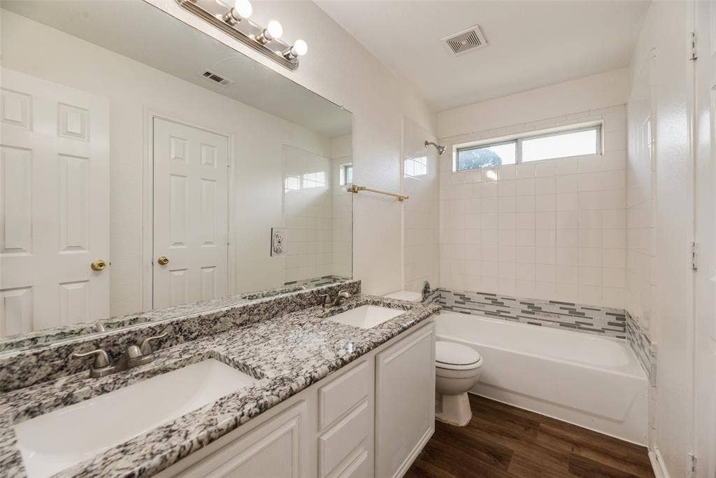 821 S Parks Drive, DeSoto, TX 75115 821 S Parks Drive, DeSoto, TX 75115