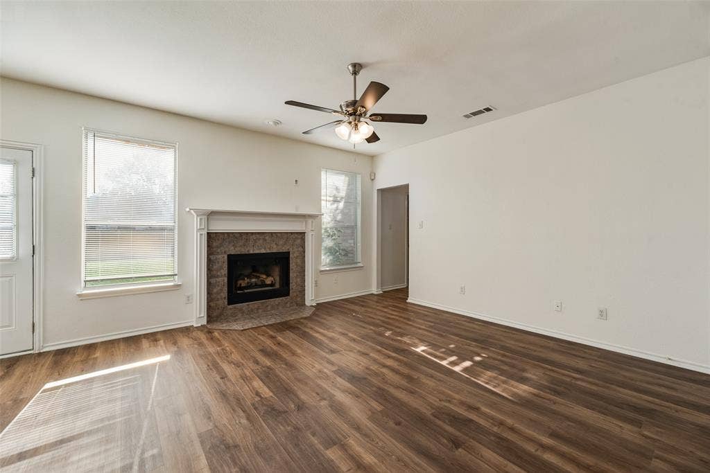 821 S Parks Drive, DeSoto, TX 75115 821 S Parks Drive, DeSoto, TX 75115