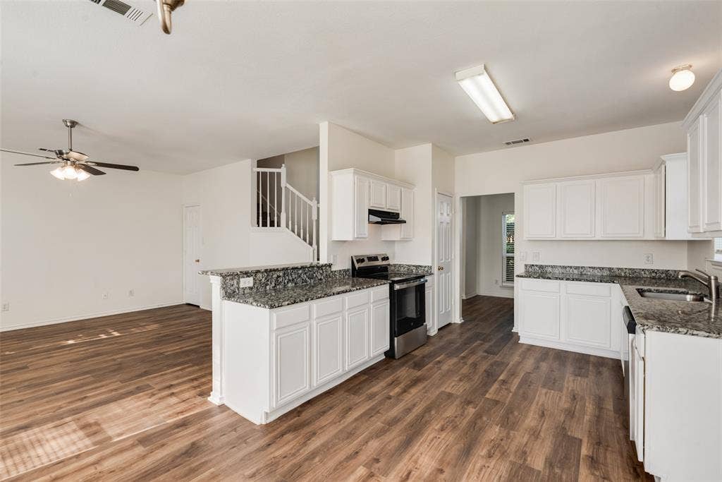 821 S Parks Drive, DeSoto, TX 75115 821 S Parks Drive, DeSoto, TX 75115
