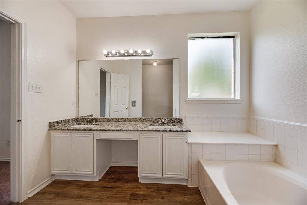 821 S Parks Drive, DeSoto, TX 75115 821 S Parks Drive, DeSoto, TX 75115