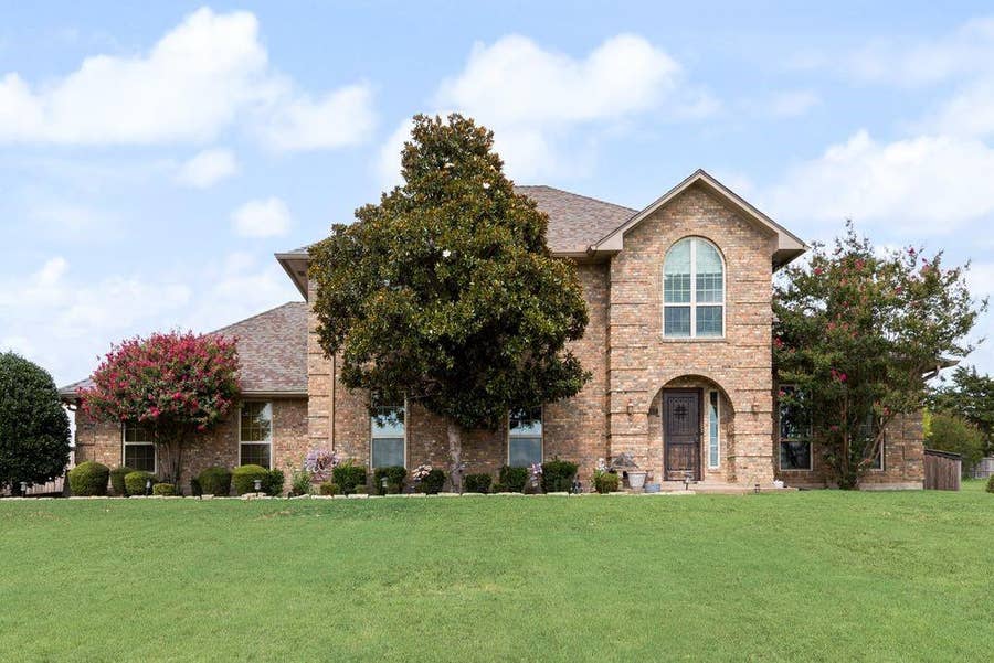 Property photo for 912 Summer Hill Lane, Red Oak, TX