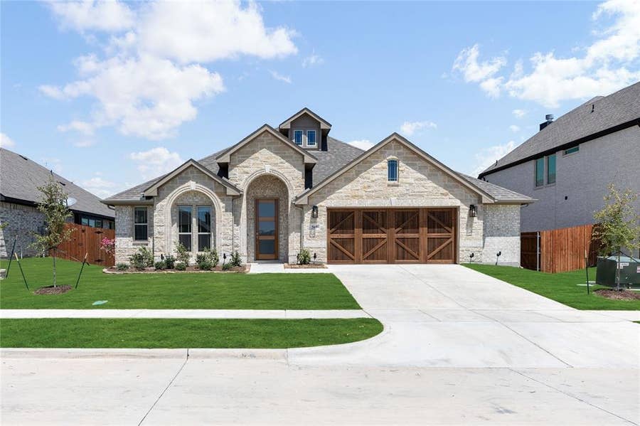 Property photo for 569 Red Maple Road, Waxahachie, TX