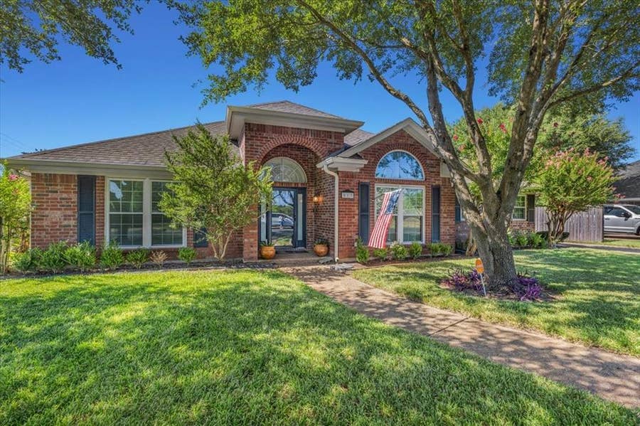 Property photo for 812 Country Lane Drive, Waco, TX