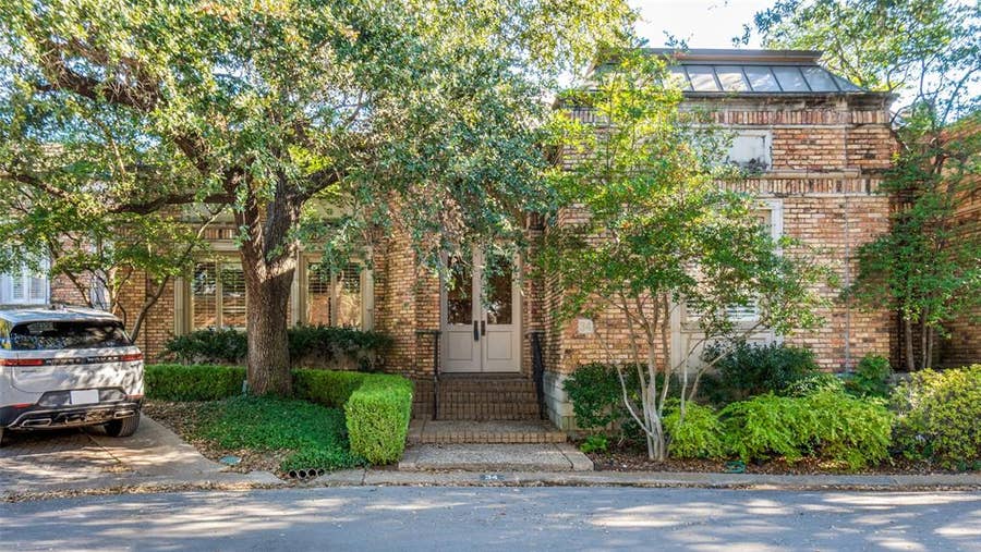 Property photo for 34 Stonecourt Circle, Dallas, TX