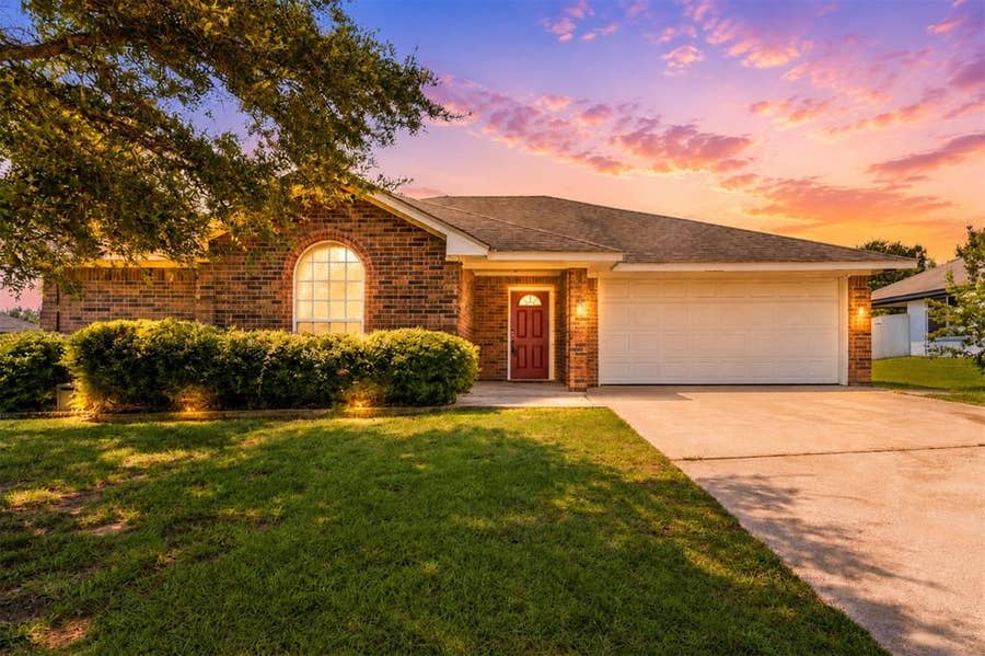 Property photo for 104 W Jade Drive, Hewitt, TX