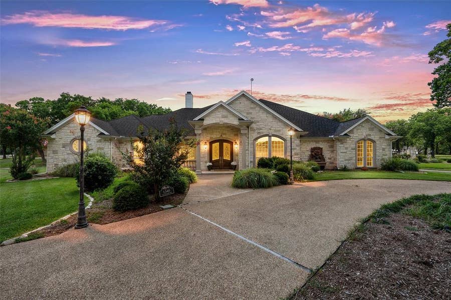 Property photo for 1340 Autumn Oaks Circle, China Spring, TX