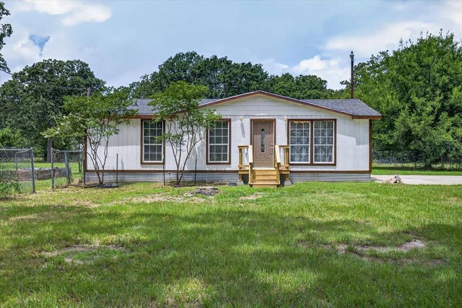 Property photo for 250 E Golden Oaks Drive, Mabank, TX