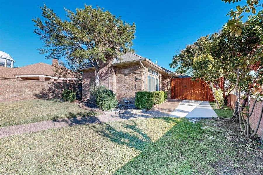 Property photo for 811 Oakway Court, Richardson, TX