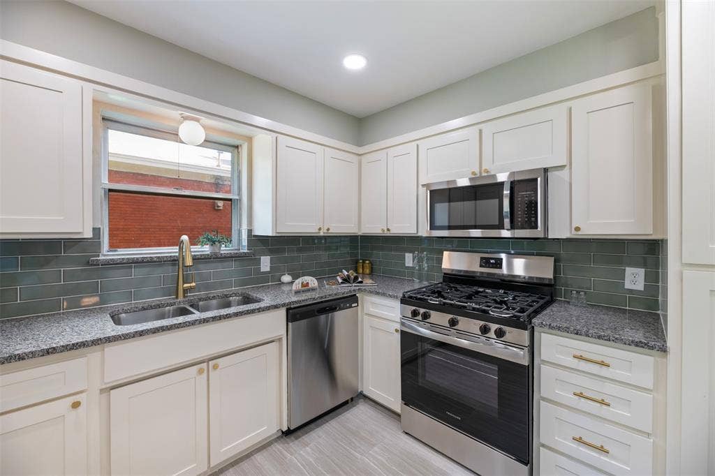 1138 Usher Street, Benbrook, TX 76126 New stainless appliances