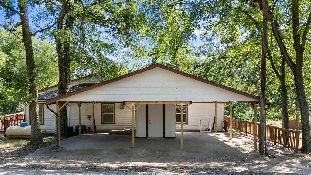 203 Farmer Drive, Malakoff, TX 75148