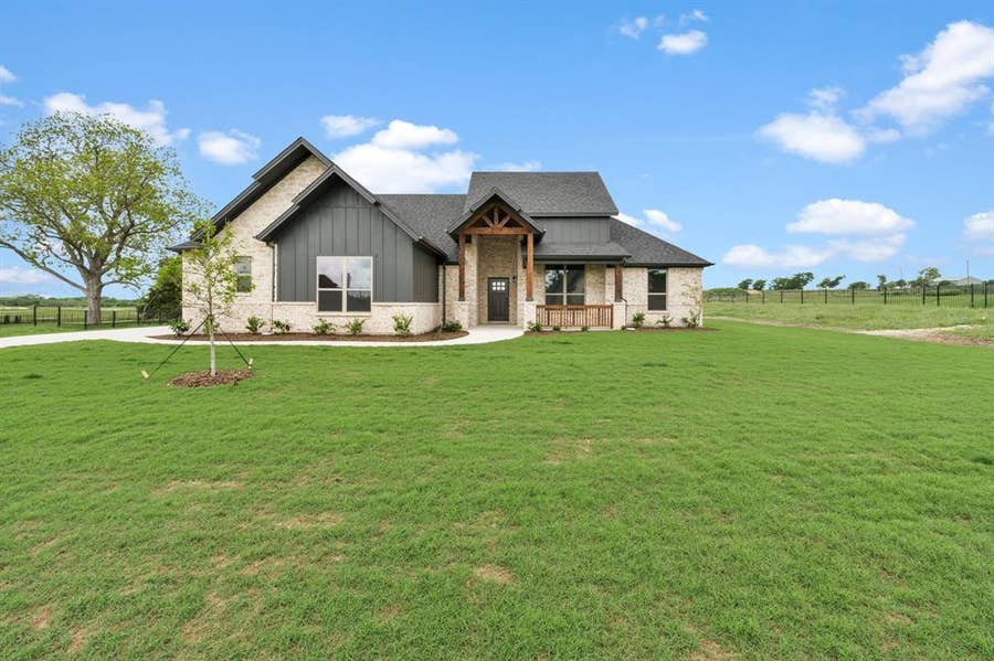 Property photo for 440 Paradise Ridge Drive, Waxahachie, TX