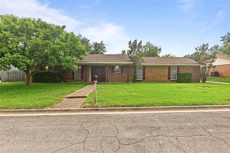 Property photo for 505 Pinewood Lane, Hewitt, TX