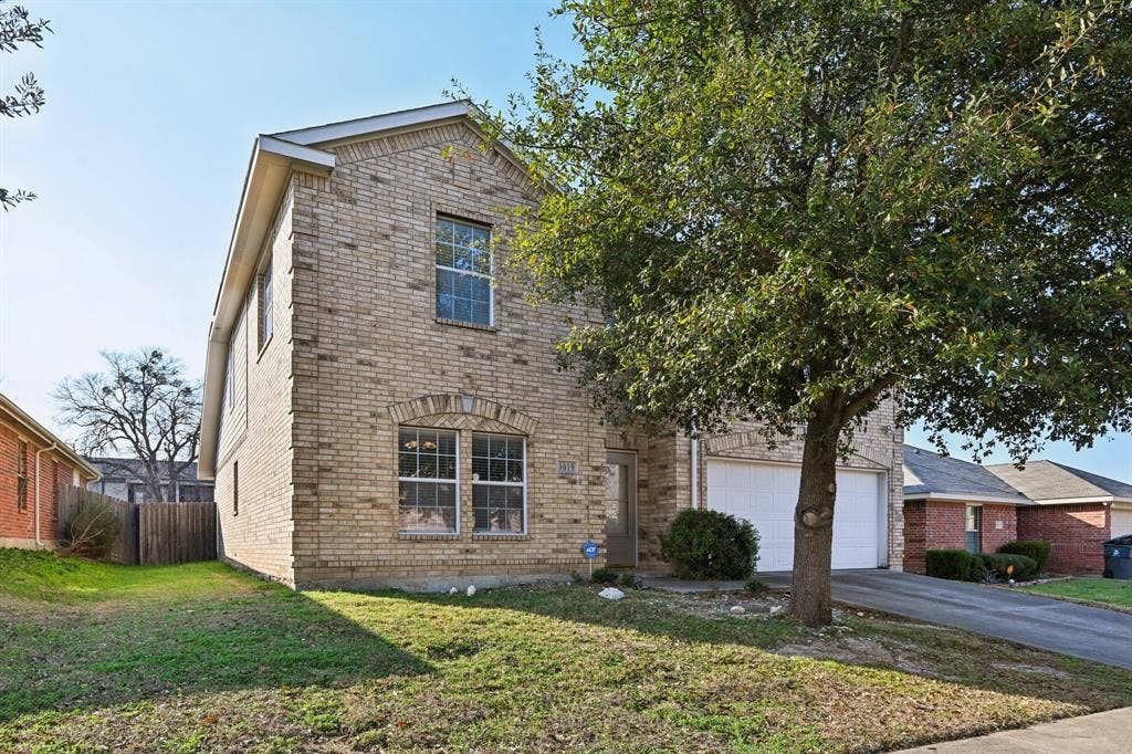 3019 Appaloosa Drive, Dallas, TX 75237 View of front of home featuring a garage and a front yard