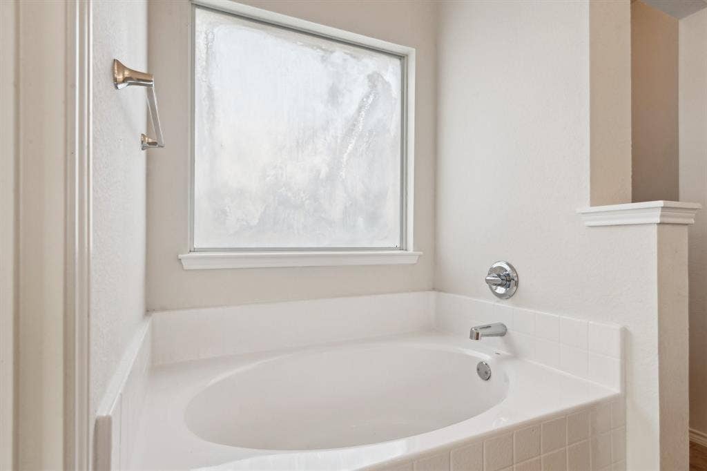 3019 Appaloosa Drive, Dallas, TX 75237 Bathroom with a relaxing tiled tub
