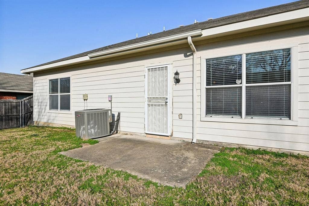 3019 Appaloosa Drive, Dallas, TX 75237 backyard