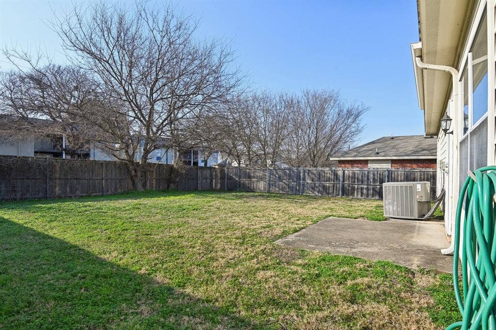 3019 Appaloosa Drive, Dallas, TX 75237 View of yard