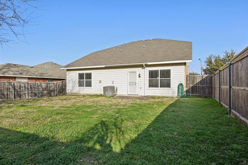 3019 Appaloosa Drive, Dallas, TX 75237 spacious backyard area