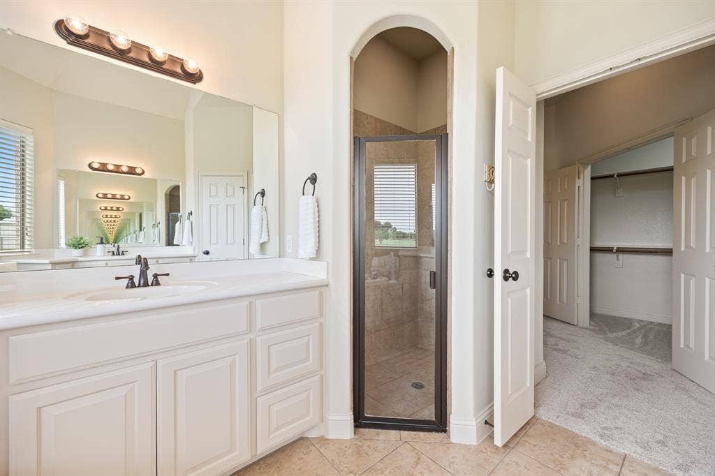 6192 Graham Point Trail, Royse City, TX 75189 Shower is larger than it appears