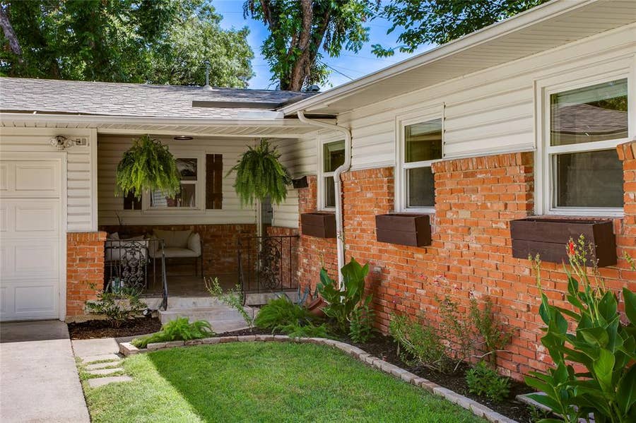 Property photo for 2627 W 10th Street, Dallas, TX