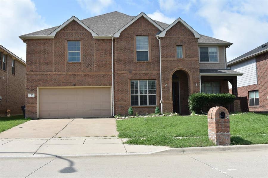 Property photo for 425 Crown Oaks Drive, Fort Worth, TX