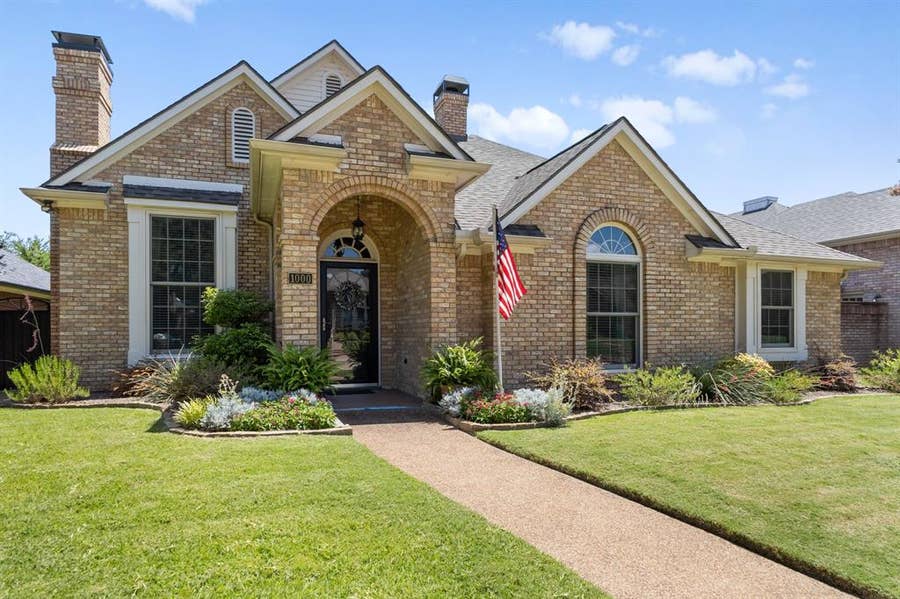 Property photo for 1000 Murl Drive, Irving, TX