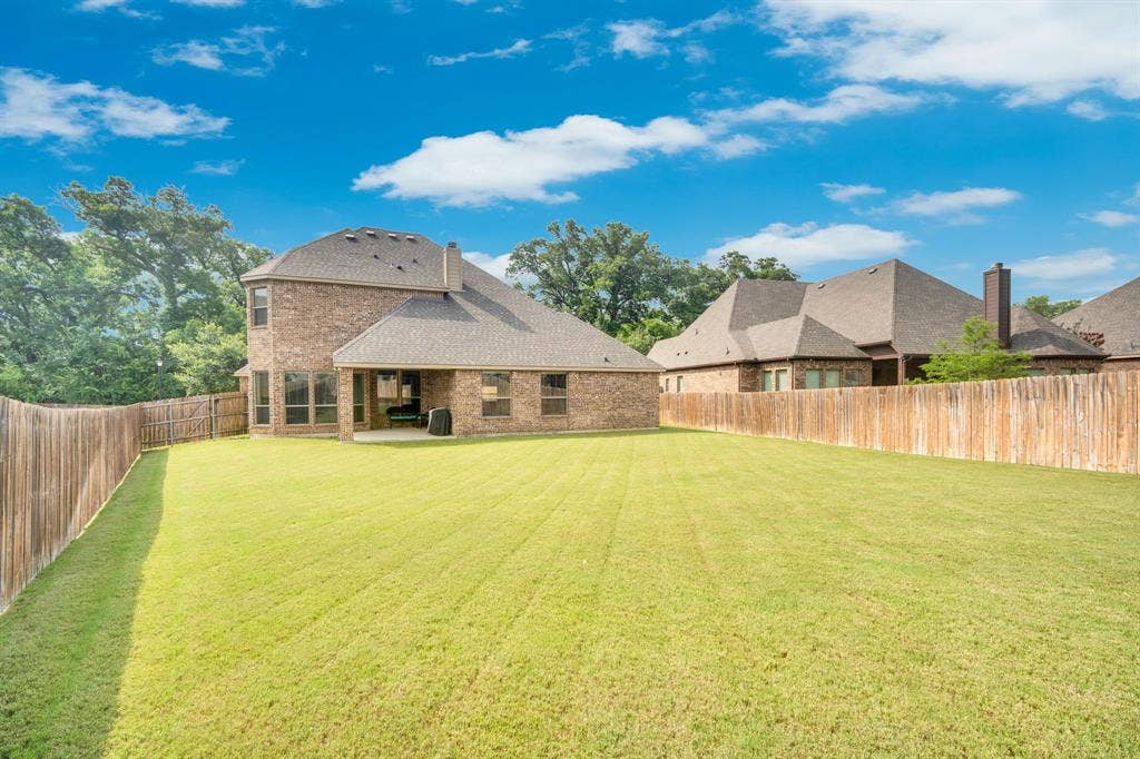 I think this back yard needs a private pool and pergola?? Do you??