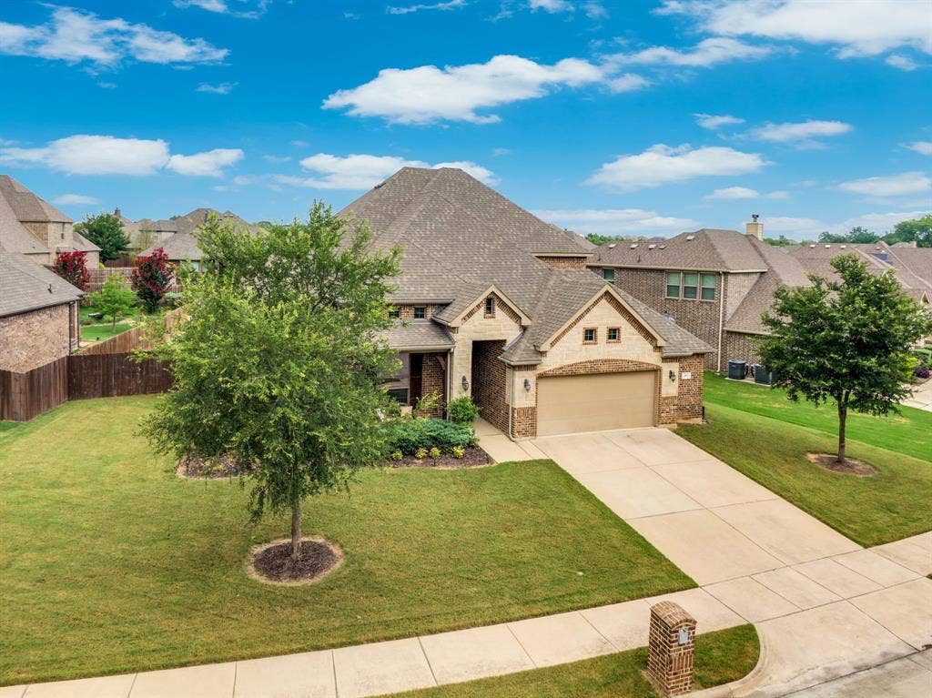 Seller is known for mowing the front and back yards two times a week some weeks. Look at those cut lines! An irrigation system helps keep the yards nice and green all summer long.