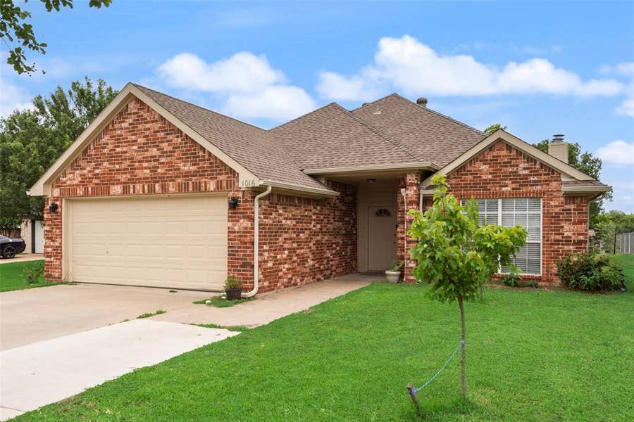 Property photo for 1016 Woodside Lane, Seagoville, TX