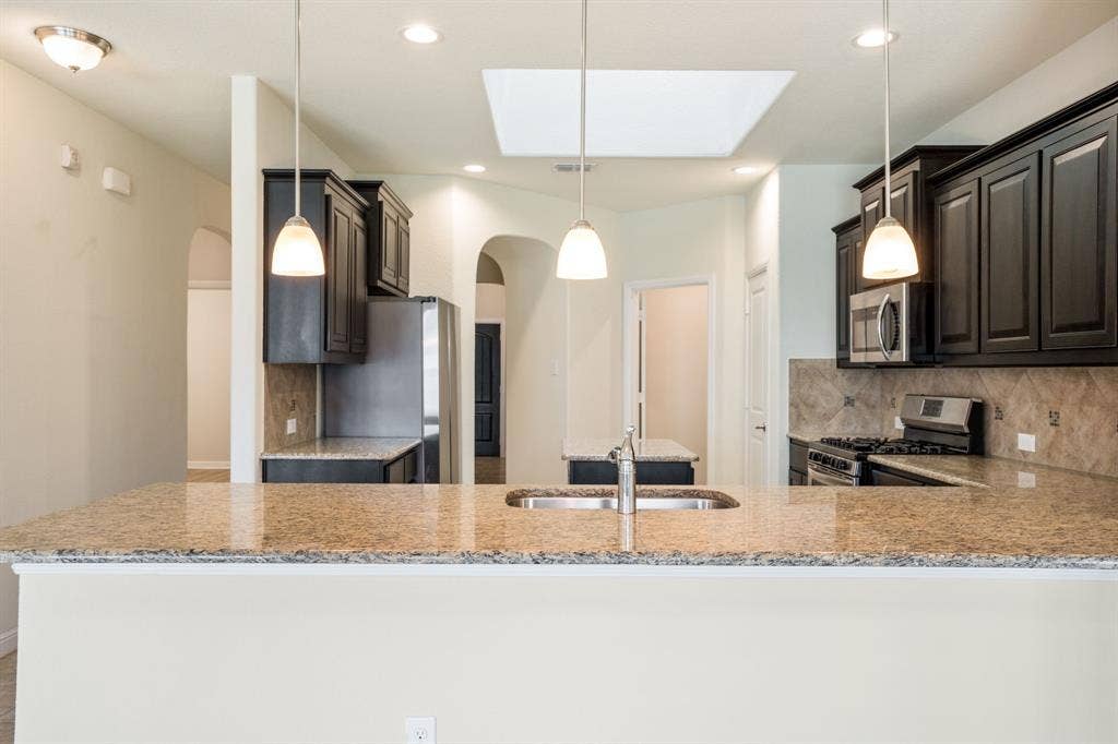 916 Hawks Way, Argyle, TX 76226