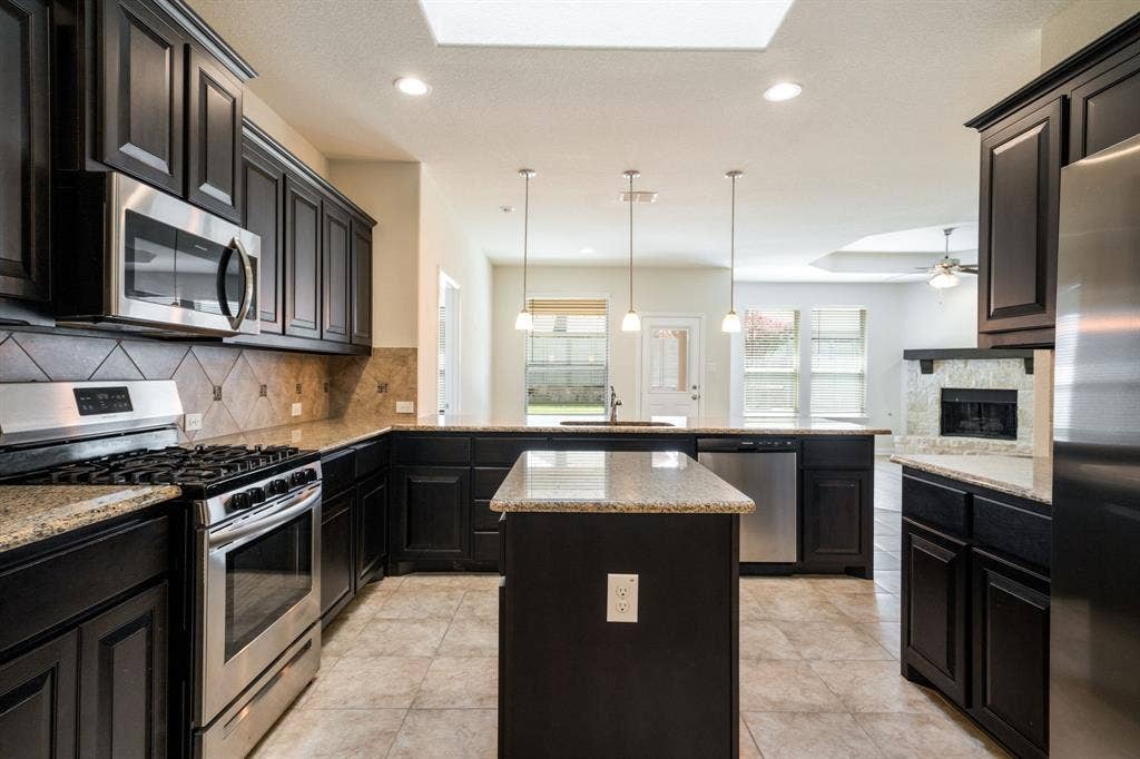 916 Hawks Way, Argyle, TX 76226