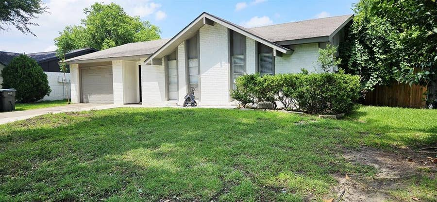 Property photo for 1529 Meridian Way, Garland, TX