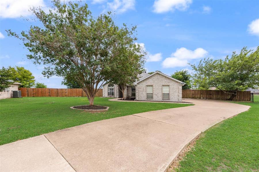 Property photo for 104 Bent Creek Court, Waxahachie, TX