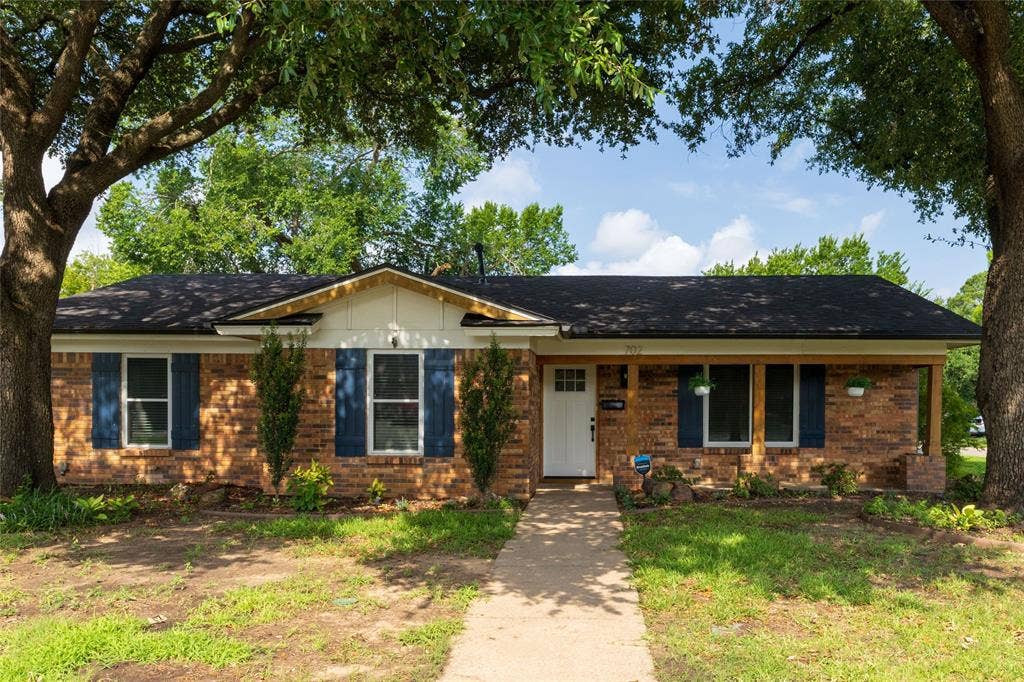 702 Commerce Street, Euless, TX 76040 702 Commerce Street, Euless, TX 76040