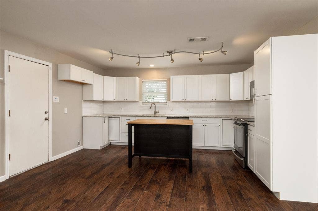 702 Commerce Street, Euless, TX 76040 702 Commerce Street, Euless, TX 76040