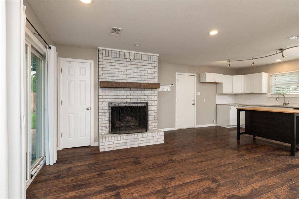 702 Commerce Street, Euless, TX 76040 702 Commerce Street, Euless, TX 76040
