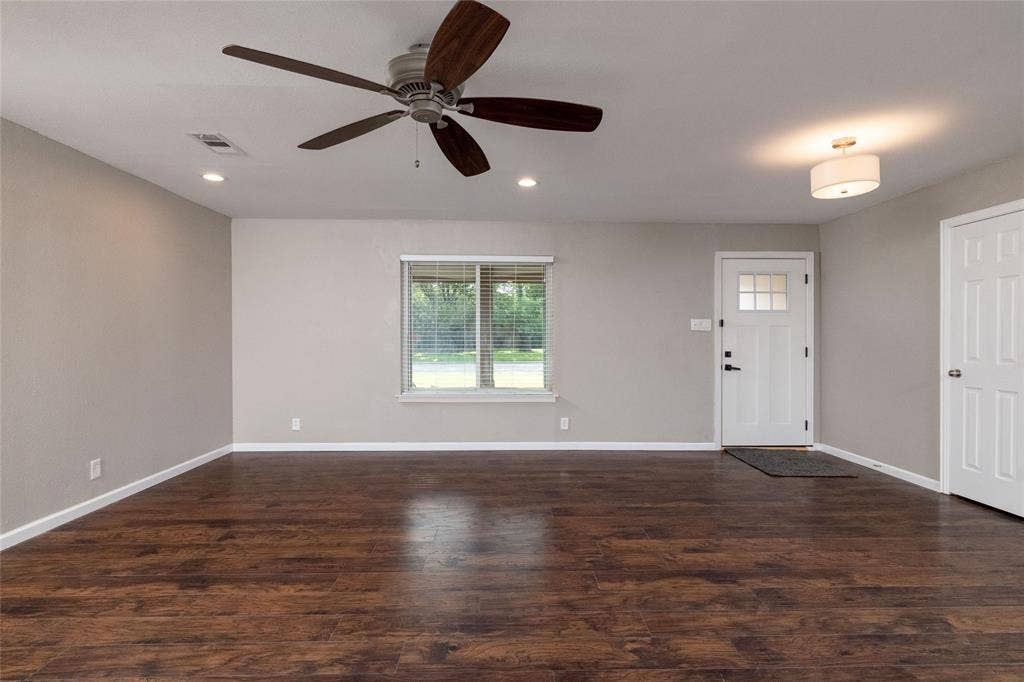 702 Commerce Street, Euless, TX 76040 702 Commerce Street, Euless, TX 76040